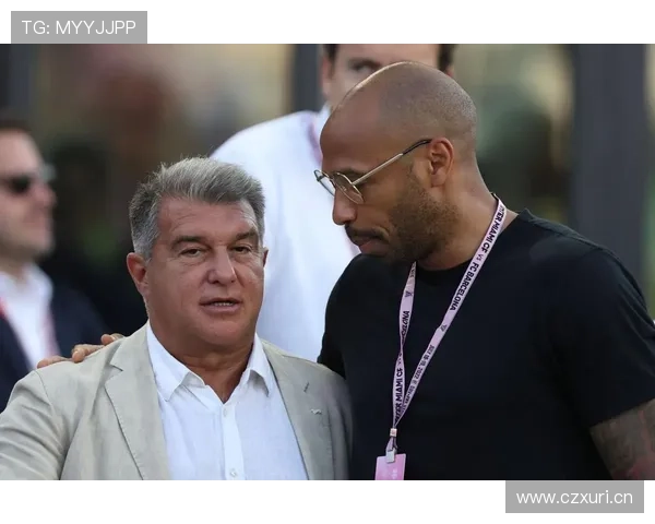 莱万多夫斯基与拉波尔塔会面,未来归属持续成为媒体关注焦点 莱万多夫斯基与拉波尔塔会面,未来归属持续成为媒体关注焦点