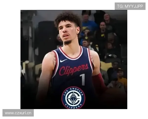 拉梅洛·鲍尔突破进攻助黄蜂拉开比分，投篮效率显著提升